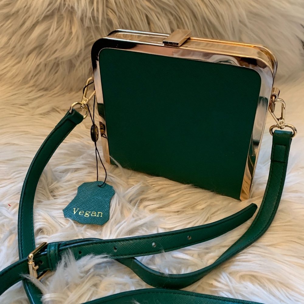 NWT Clutch in Green
